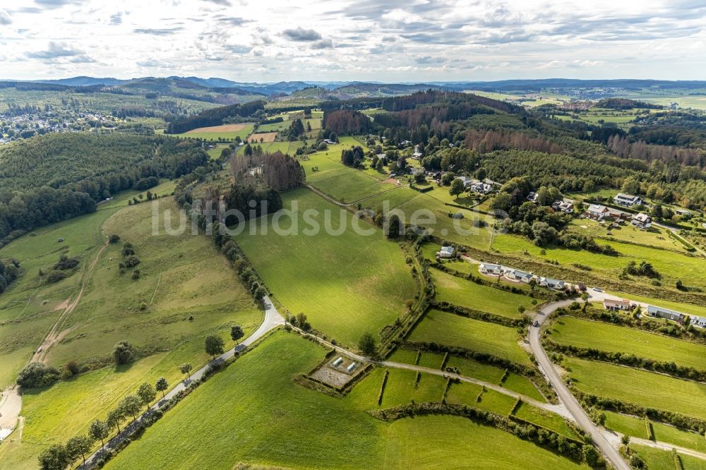 Luftaufnahme Brilon - Ortsansicht am Rande von landwirtschaftlichen Feldern Am Haidknückel in Brilon im Bundesland Nordrhein-Westfalen, Deutschland