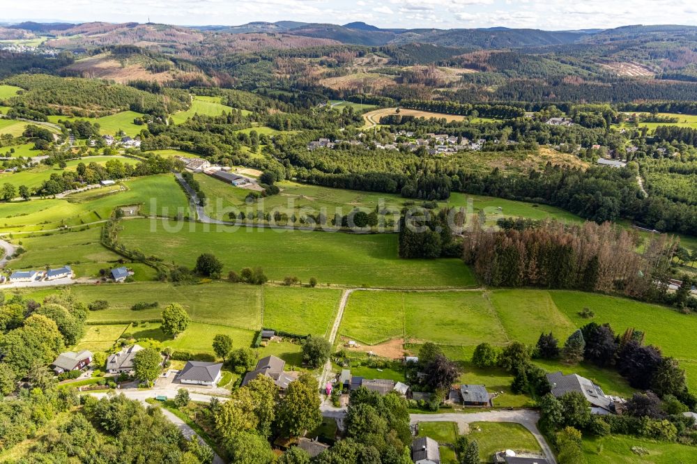 Brilon von oben - Ortsansicht am Rande von landwirtschaftlichen Feldern Am Haidknückel in Brilon im Bundesland Nordrhein-Westfalen, Deutschland