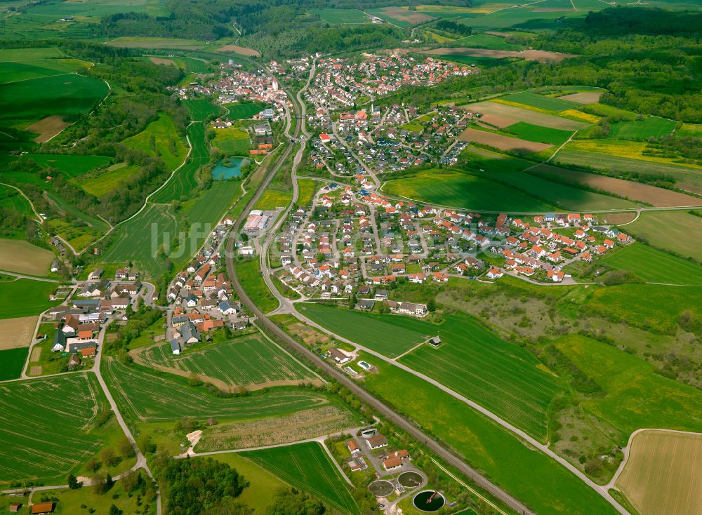 Halzhausen aus der Vogelperspektive: Ortsansicht am Rande von landwirtschaftlichen Feldern in Halzhausen im Bundesland Baden-Württemberg, Deutschland