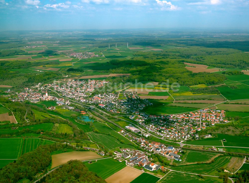 Luftbild Halzhausen - Ortsansicht am Rande von landwirtschaftlichen Feldern in Halzhausen im Bundesland Baden-Württemberg, Deutschland