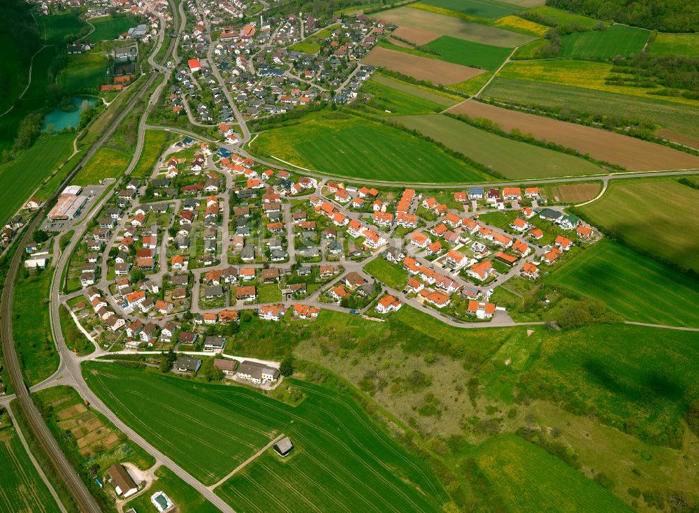 Luftaufnahme Halzhausen - Ortsansicht am Rande von landwirtschaftlichen Feldern in Halzhausen im Bundesland Baden-Württemberg, Deutschland