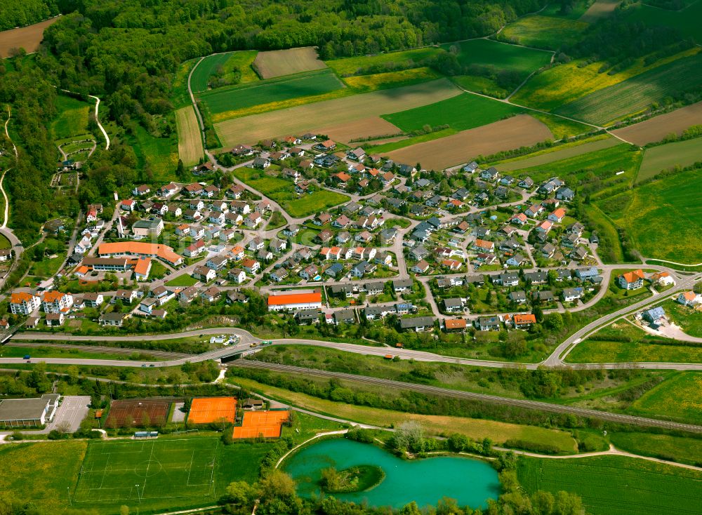 Halzhausen von oben - Ortsansicht am Rande von landwirtschaftlichen Feldern in Halzhausen im Bundesland Baden-Württemberg, Deutschland