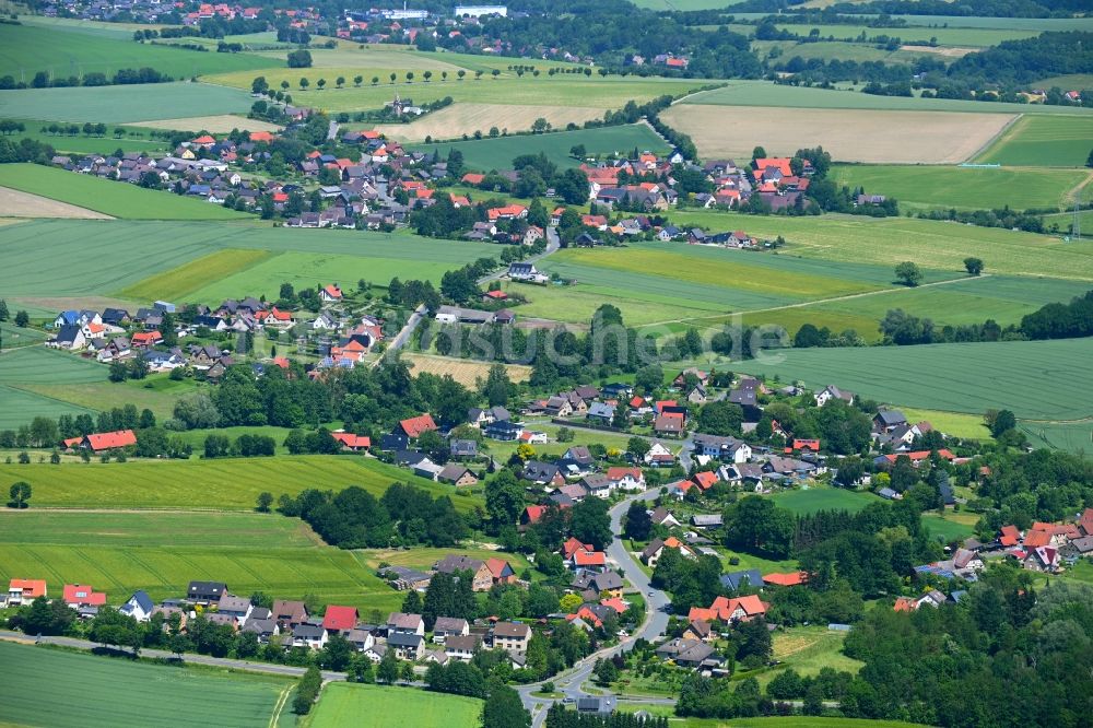 Harkemissen aus der Vogelperspektive: Ortsansicht am Rande von landwirtschaftlichen Feldern in Harkemissen im Bundesland Nordrhein-Westfalen, Deutschland