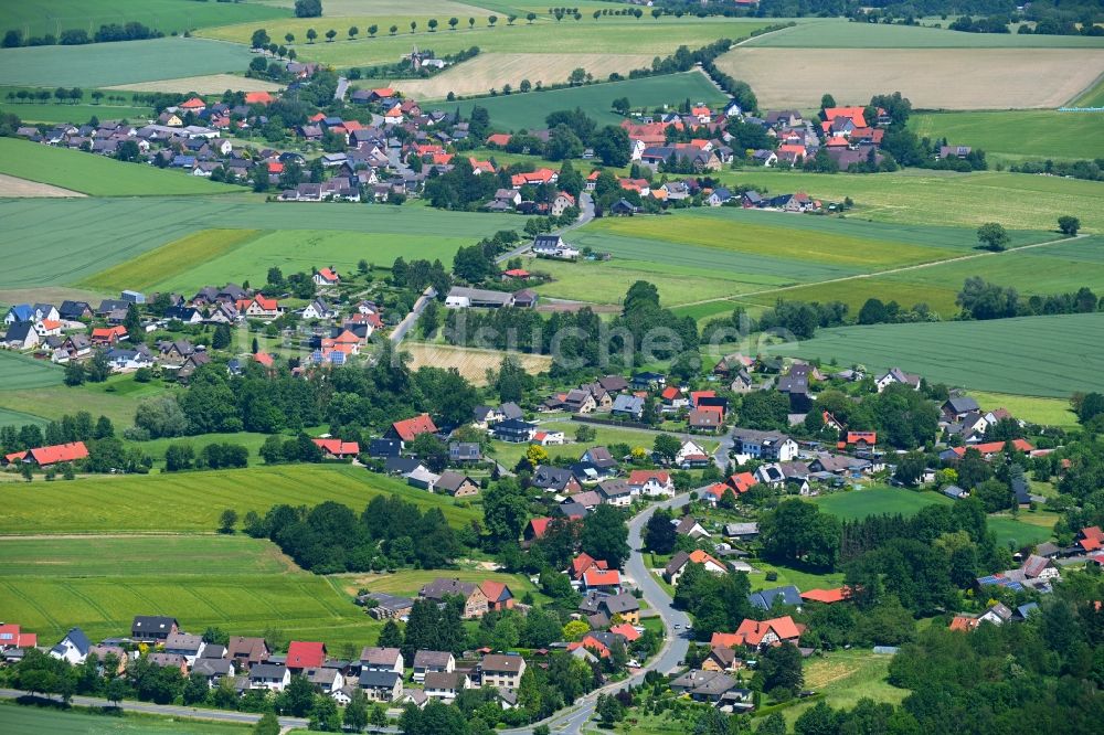 Luftaufnahme Harkemissen - Ortsansicht am Rande von landwirtschaftlichen Feldern in Harkemissen im Bundesland Nordrhein-Westfalen, Deutschland