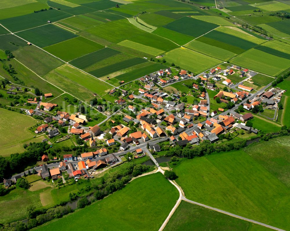 Luftaufnahme Hartershausen - Ortsansicht am Rande von landwirtschaftlichen Feldern in Hartershausen im Bundesland Hessen, Deutschland