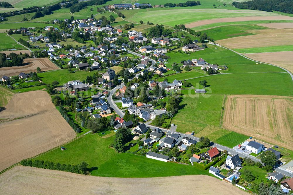 Hartmannsgrün aus der Vogelperspektive: Ortsansicht am Rande von landwirtschaftlichen Feldern in Hartmannsgrün im Bundesland Sachsen, Deutschland