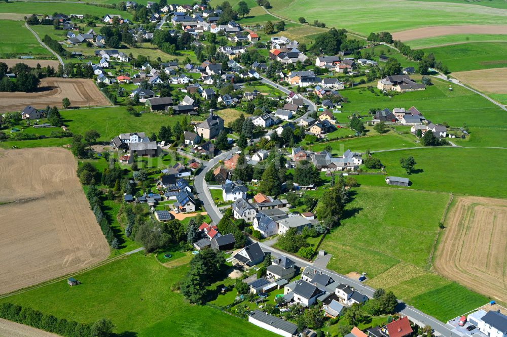 Luftbild Hartmannsgrün - Ortsansicht am Rande von landwirtschaftlichen Feldern in Hartmannsgrün im Bundesland Sachsen, Deutschland