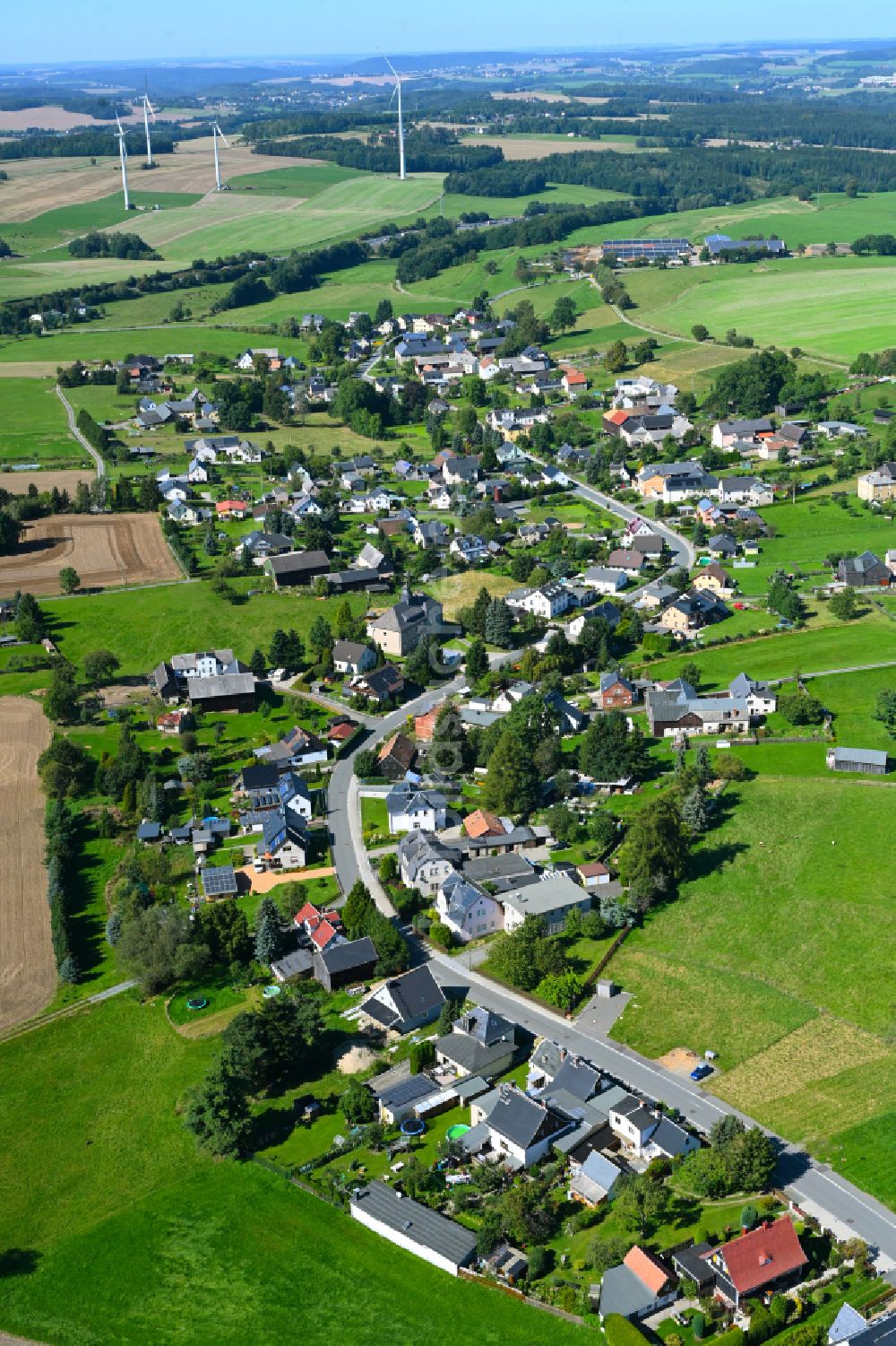 Luftaufnahme Hartmannsgrün - Ortsansicht am Rande von landwirtschaftlichen Feldern in Hartmannsgrün im Bundesland Sachsen, Deutschland