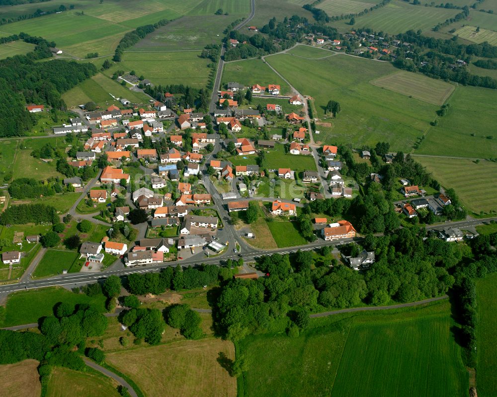 Luftbild Hartmannshain - Ortsansicht am Rande von landwirtschaftlichen Feldern in Hartmannshain im Bundesland Hessen, Deutschland