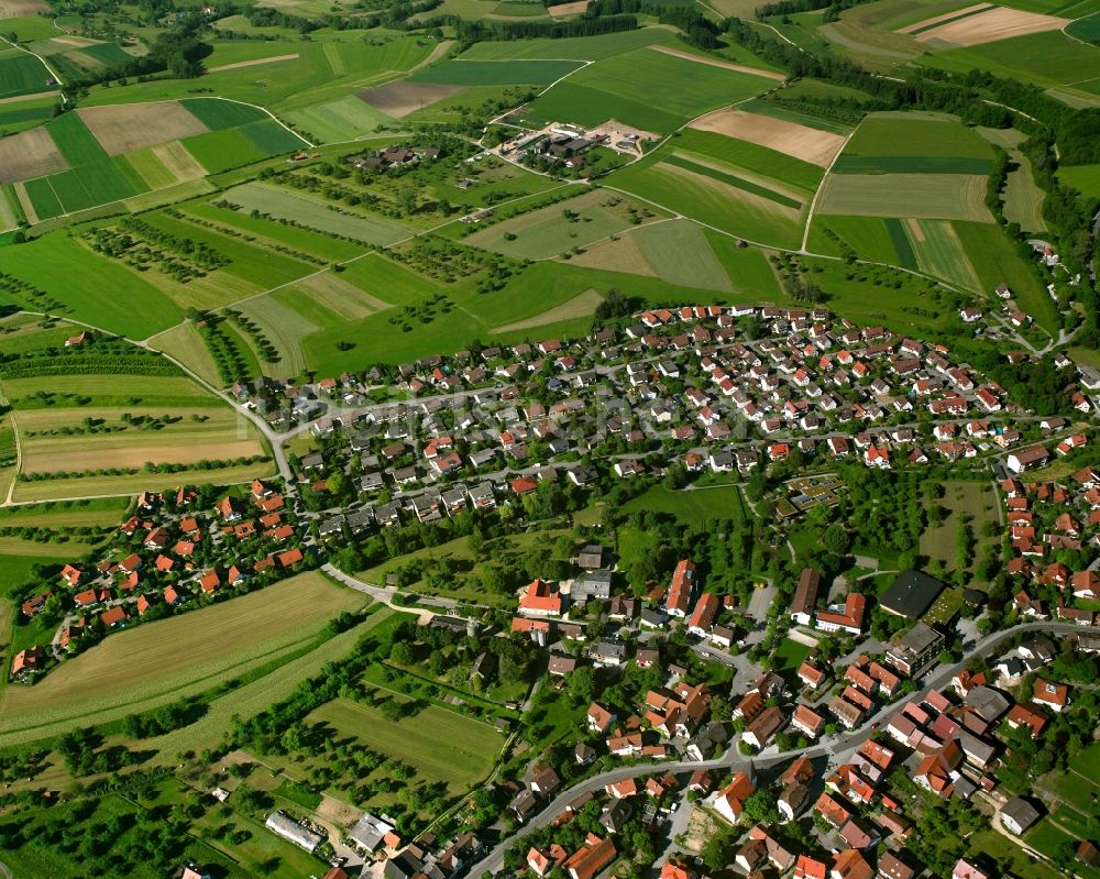 Hattenhofen aus der Vogelperspektive: Ortsansicht am Rande von landwirtschaftlichen Feldern in Hattenhofen im Bundesland Baden-Württemberg, Deutschland