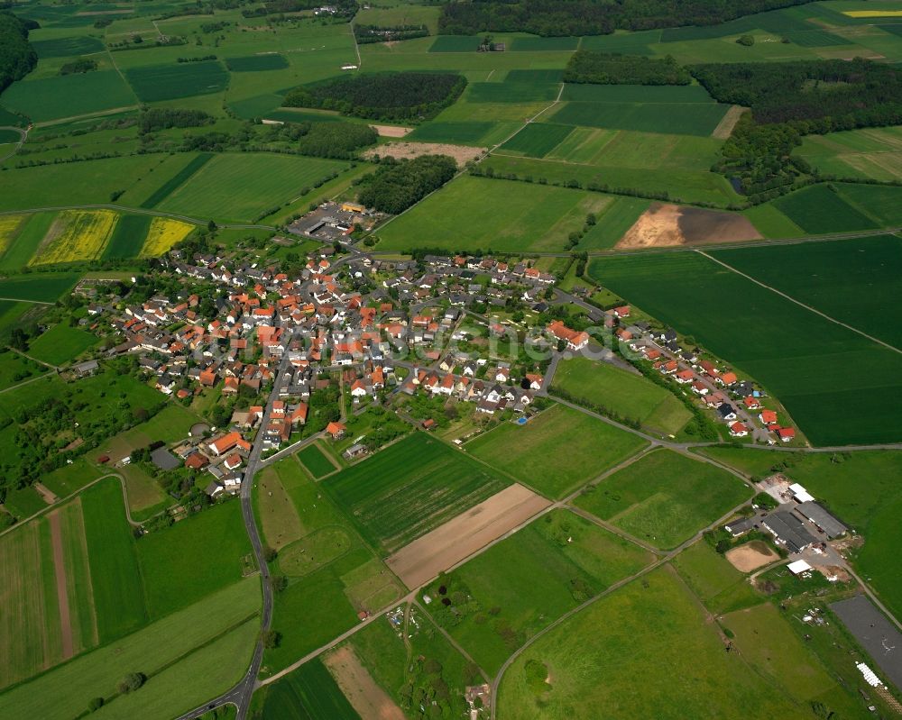 Luftaufnahme Hattenrod - Ortsansicht am Rande von landwirtschaftlichen Feldern in Hattenrod im Bundesland Hessen, Deutschland