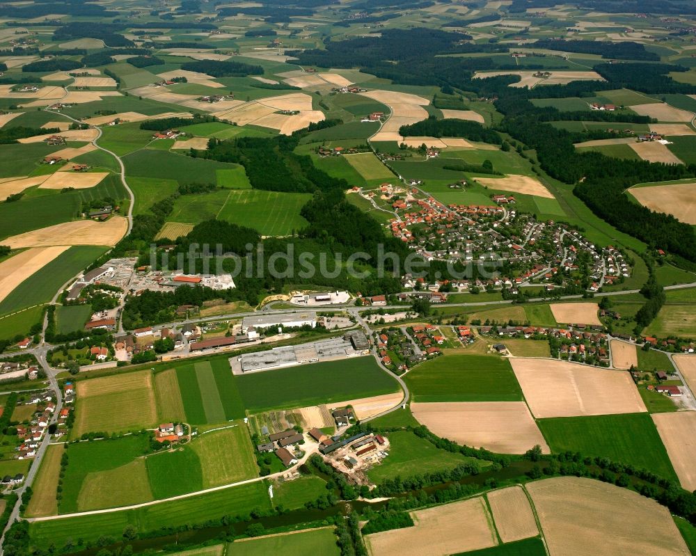 Hausbeck aus der Vogelperspektive: Ortsansicht am Rande von landwirtschaftlichen Feldern in Hausbeck im Bundesland Bayern, Deutschland