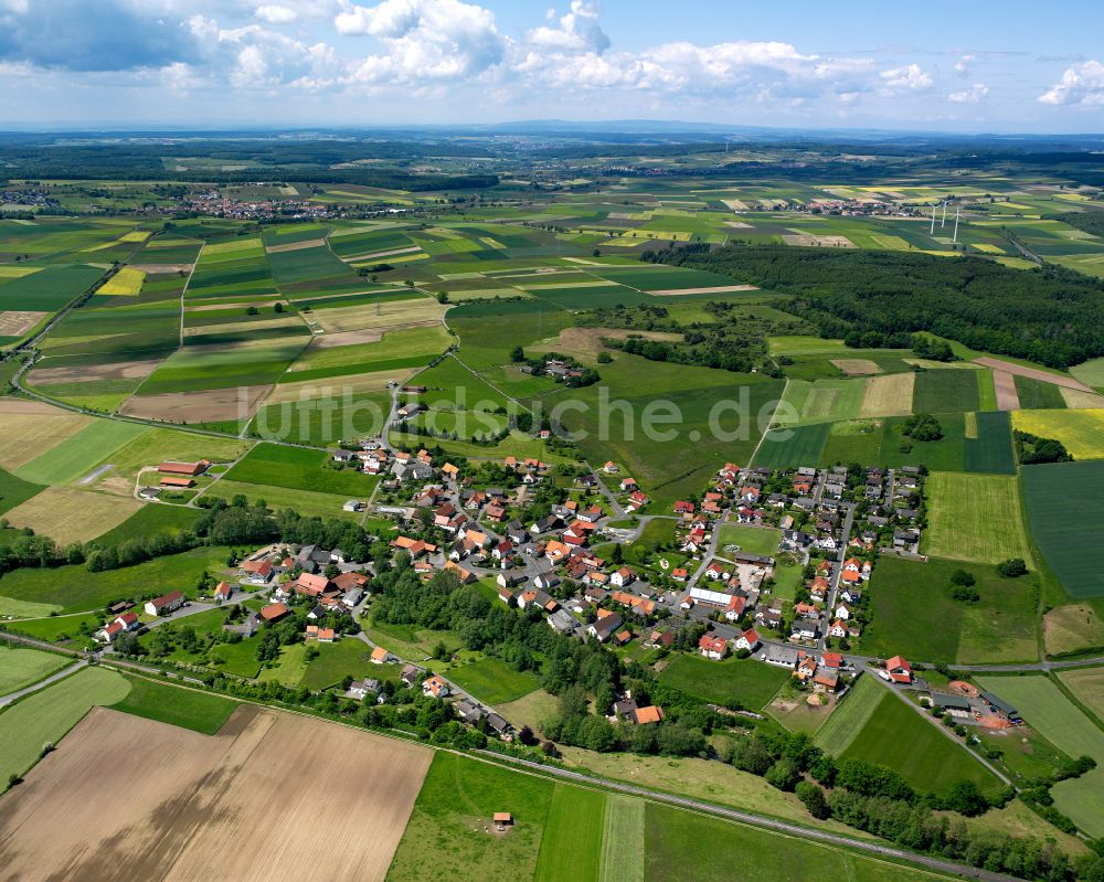 Heblos von oben - Ortsansicht am Rande von landwirtschaftlichen Feldern in Heblos im Bundesland Hessen, Deutschland