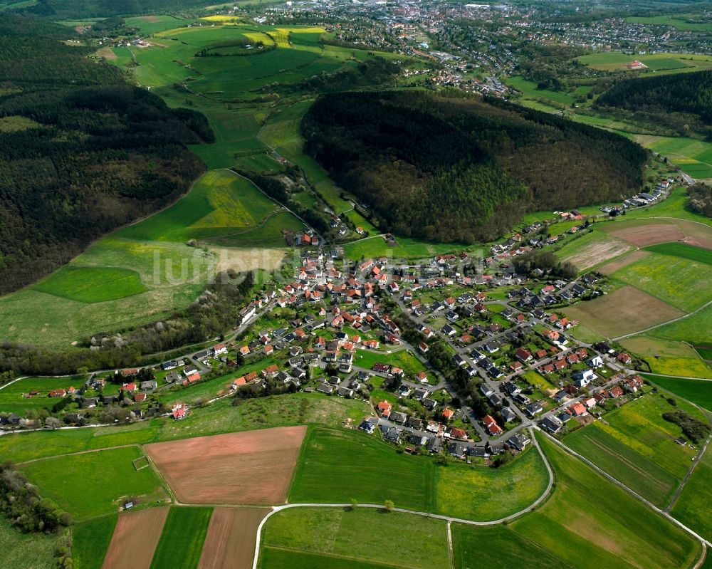 Luftaufnahme Heenes - Ortsansicht am Rande von landwirtschaftlichen Feldern in Heenes im Bundesland Hessen, Deutschland