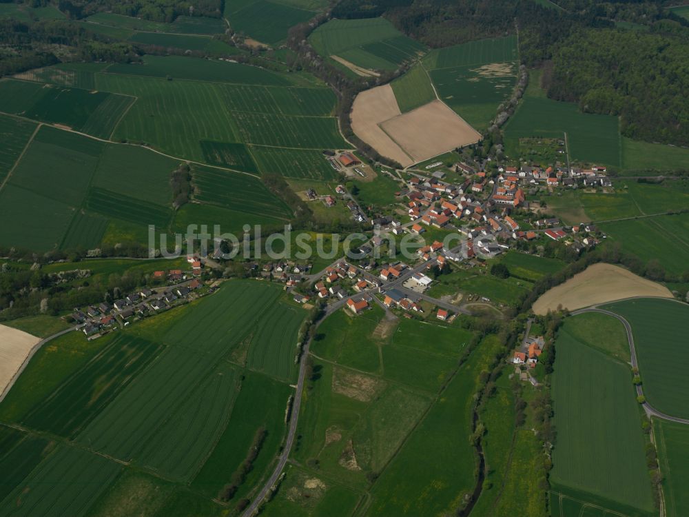 Luftaufnahme Heidelbach - Ortsansicht am Rande von landwirtschaftlichen Feldern in Heidelbach im Bundesland Hessen, Deutschland