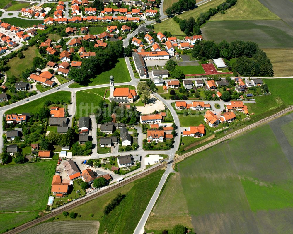 Heiligenstatt von oben - Ortsansicht am Rande von landwirtschaftlichen Feldern in Heiligenstatt im Bundesland Bayern, Deutschland