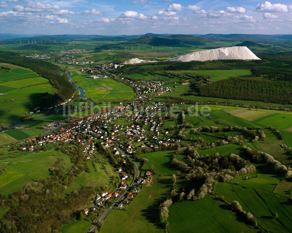 Heimboldshausen von oben - Ortsansicht am Rande von landwirtschaftlichen Feldern in Heimboldshausen im Bundesland Hessen, Deutschland