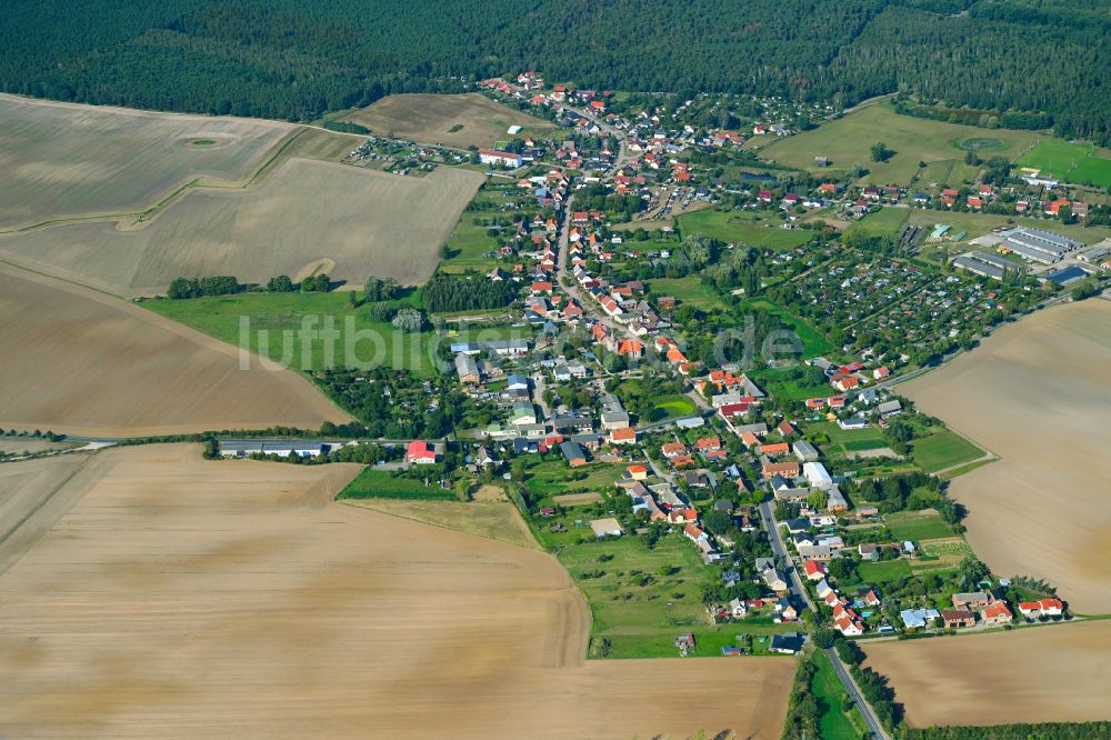 Heinersdorf aus der Vogelperspektive: Ortsansicht am Rande von landwirtschaftlichen Feldern in Heinersdorf im Bundesland Brandenburg, Deutschland