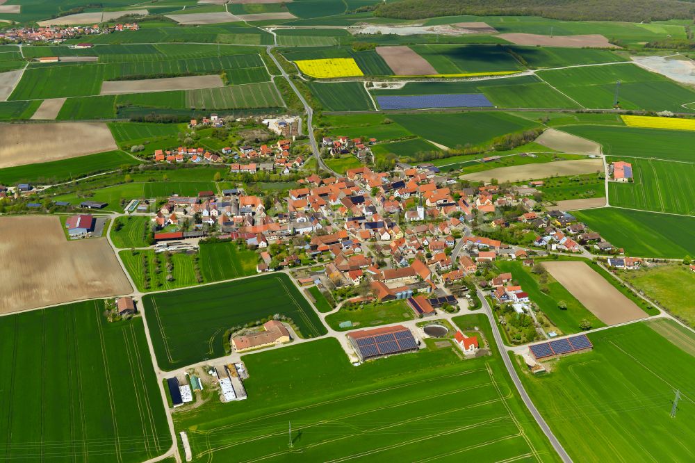 Hellmitzheim aus der Vogelperspektive: Ortsansicht am Rande von landwirtschaftlichen Feldern in Hellmitzheim im Bundesland Bayern, Deutschland