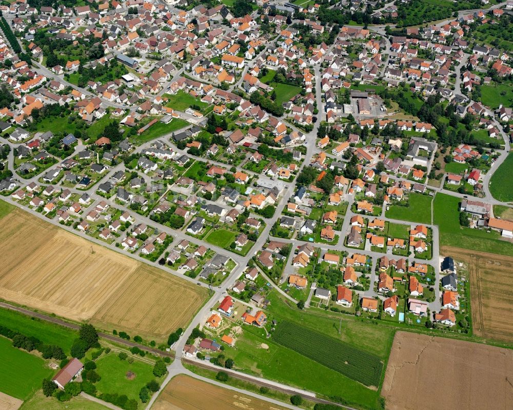 Luftaufnahme Herbertingen - Ortsansicht am Rande von landwirtschaftlichen Feldern in Herbertingen im Bundesland Baden-Württemberg, Deutschland