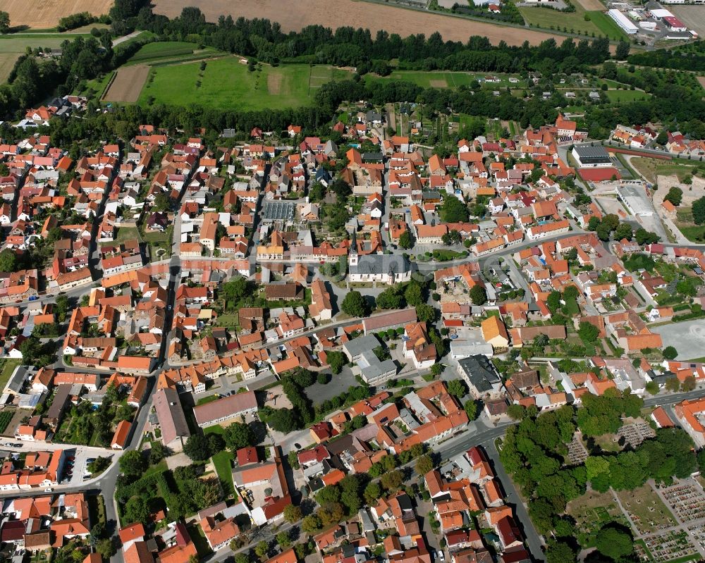 Luftaufnahme Herbsleben - Ortsansicht am Rande von landwirtschaftlichen Feldern in Herbsleben im Bundesland Thüringen, Deutschland