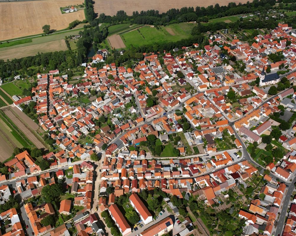 Herbsleben von oben - Ortsansicht am Rande von landwirtschaftlichen Feldern in Herbsleben im Bundesland Thüringen, Deutschland