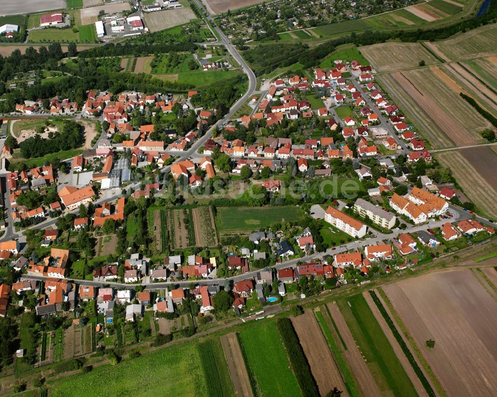 Herbsleben aus der Vogelperspektive: Ortsansicht am Rande von landwirtschaftlichen Feldern in Herbsleben im Bundesland Thüringen, Deutschland