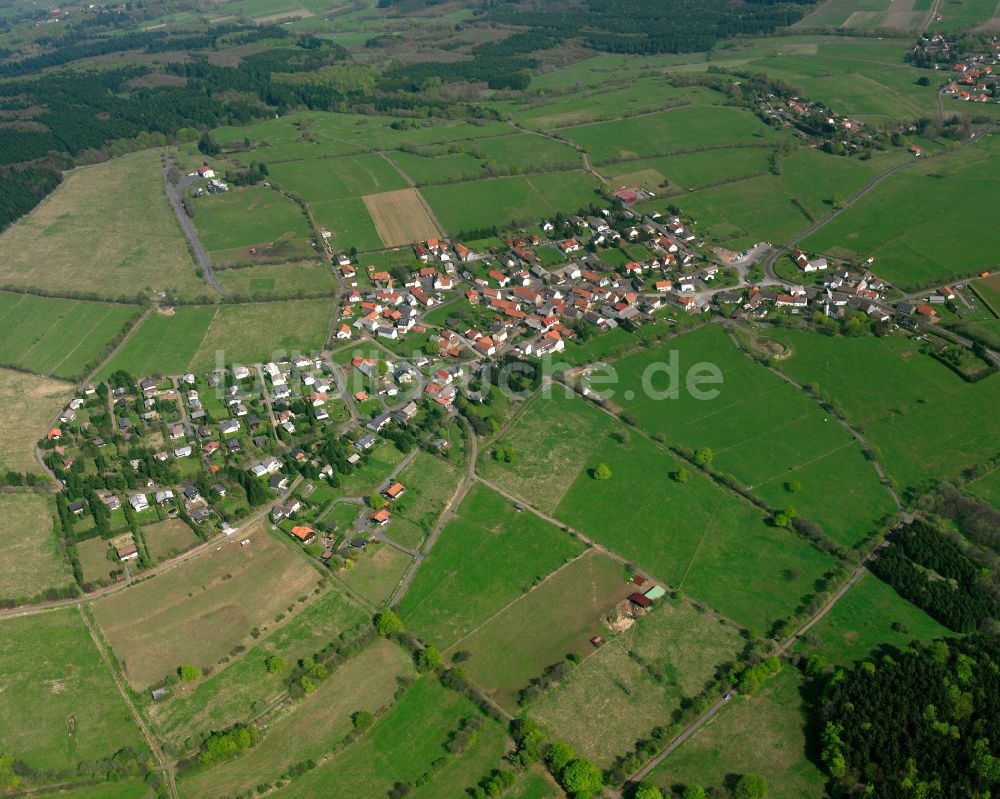 Herchenhain von oben - Ortsansicht am Rande von landwirtschaftlichen Feldern in Herchenhain im Bundesland Hessen, Deutschland