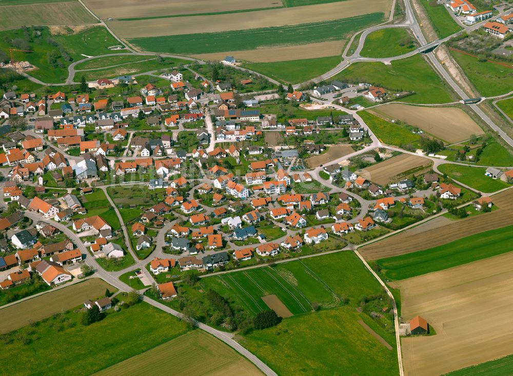 Heroldstatt von oben - Ortsansicht am Rande von landwirtschaftlichen Feldern in Heroldstatt im Bundesland Baden-Württemberg, Deutschland