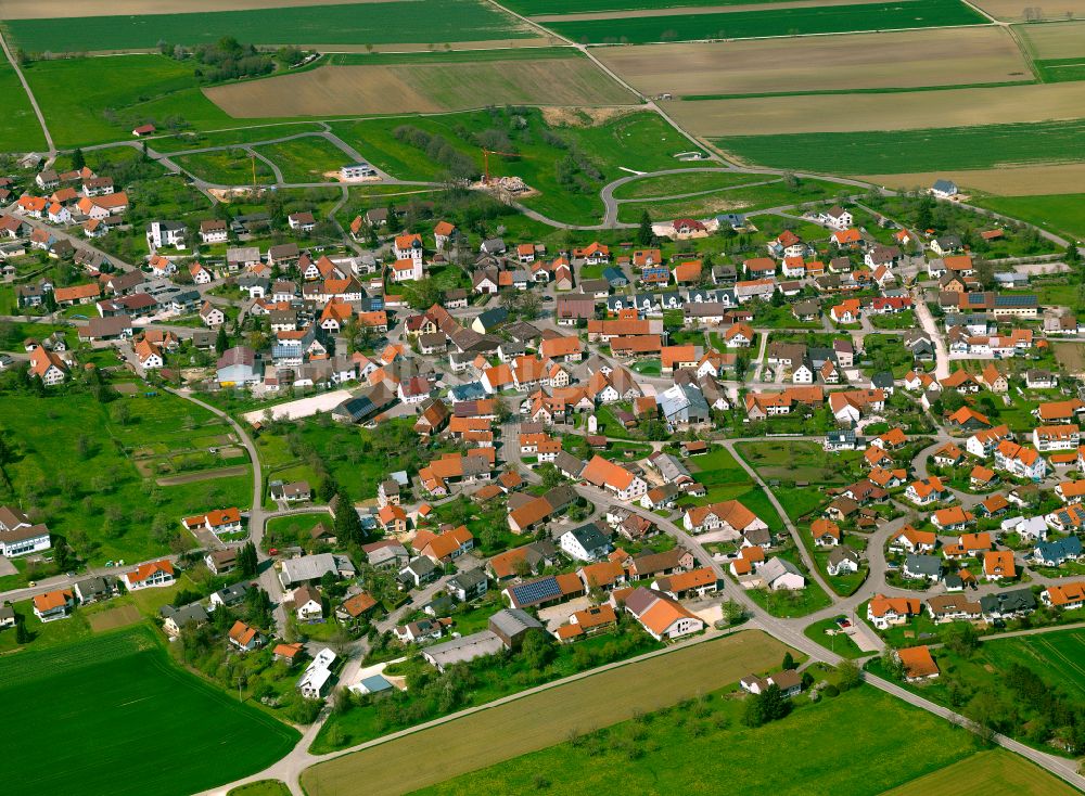 Heroldstatt aus der Vogelperspektive: Ortsansicht am Rande von landwirtschaftlichen Feldern in Heroldstatt im Bundesland Baden-Württemberg, Deutschland