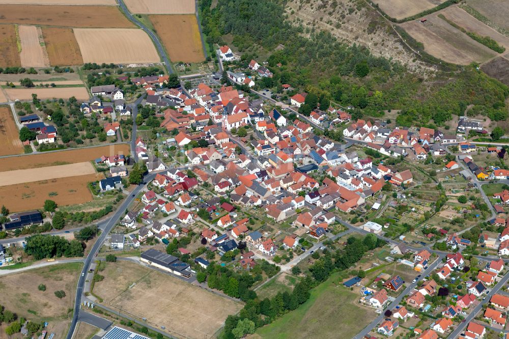 Heßdorf aus der Vogelperspektive: Ortsansicht am Rande von landwirtschaftlichen Feldern in Heßdorf im Bundesland Bayern, Deutschland