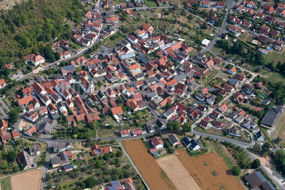 Luftaufnahme Heßdorf - Ortsansicht am Rande von landwirtschaftlichen Feldern in Heßdorf im Bundesland Bayern, Deutschland