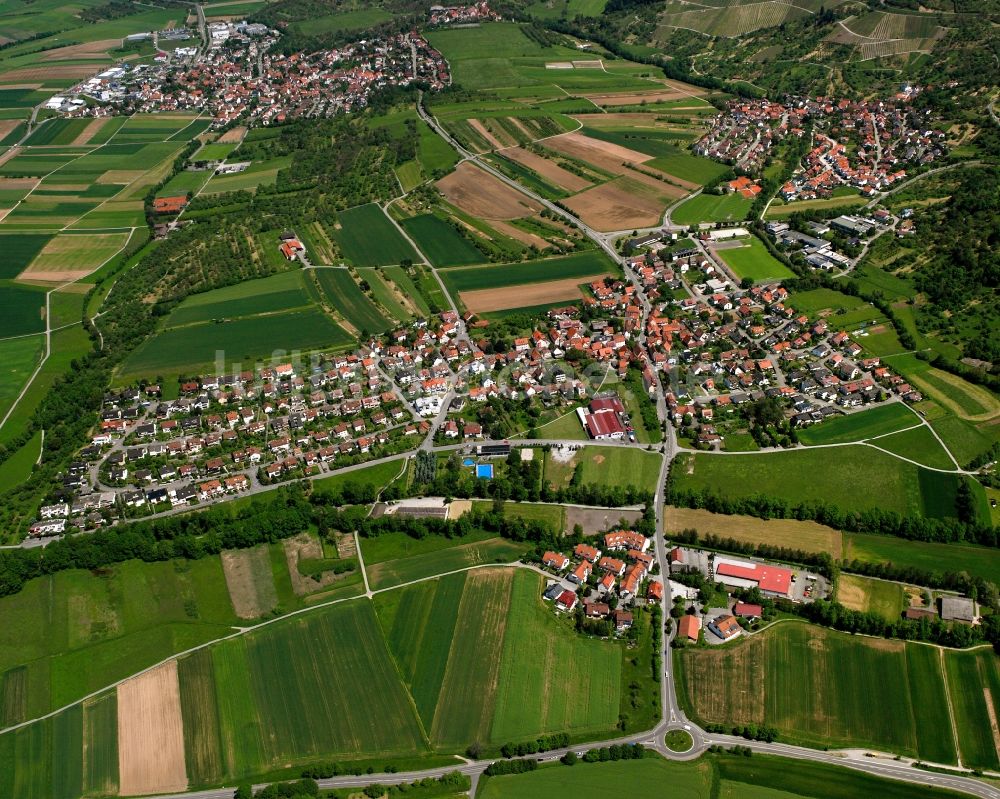 Höfen von oben - Ortsansicht am Rande von landwirtschaftlichen Feldern in Höfen im Bundesland Baden-Württemberg, Deutschland