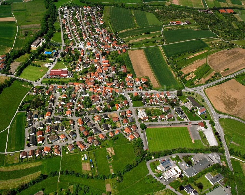 Höfen aus der Vogelperspektive: Ortsansicht am Rande von landwirtschaftlichen Feldern in Höfen im Bundesland Baden-Württemberg, Deutschland