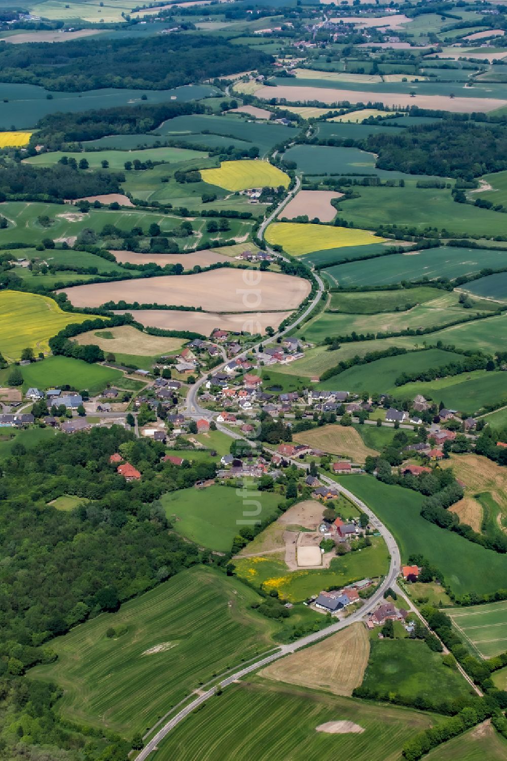 Högsdorf von oben - Ortsansicht am Rande von landwirtschaftlichen Feldern in Högsdorf im Bundesland Schleswig-Holstein, Deutschland