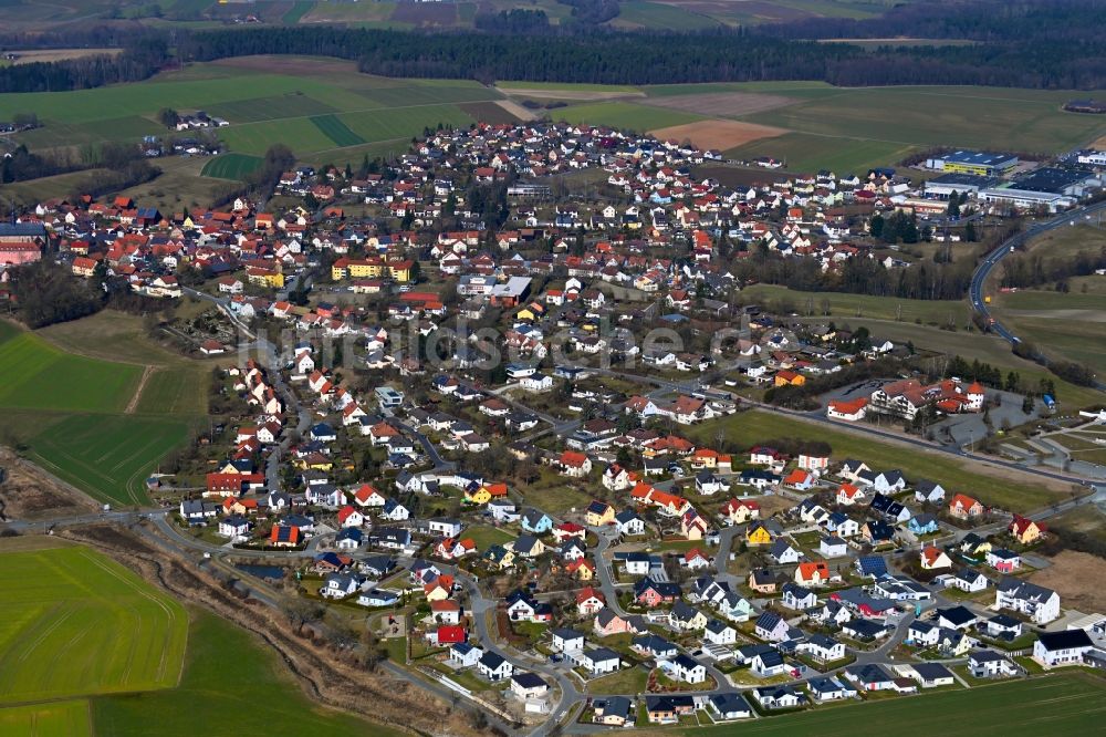 Luftaufnahme Himmelkron - Ortsansicht am Rande von landwirtschaftlichen Feldern in Himmelkron im Bundesland Bayern, Deutschland