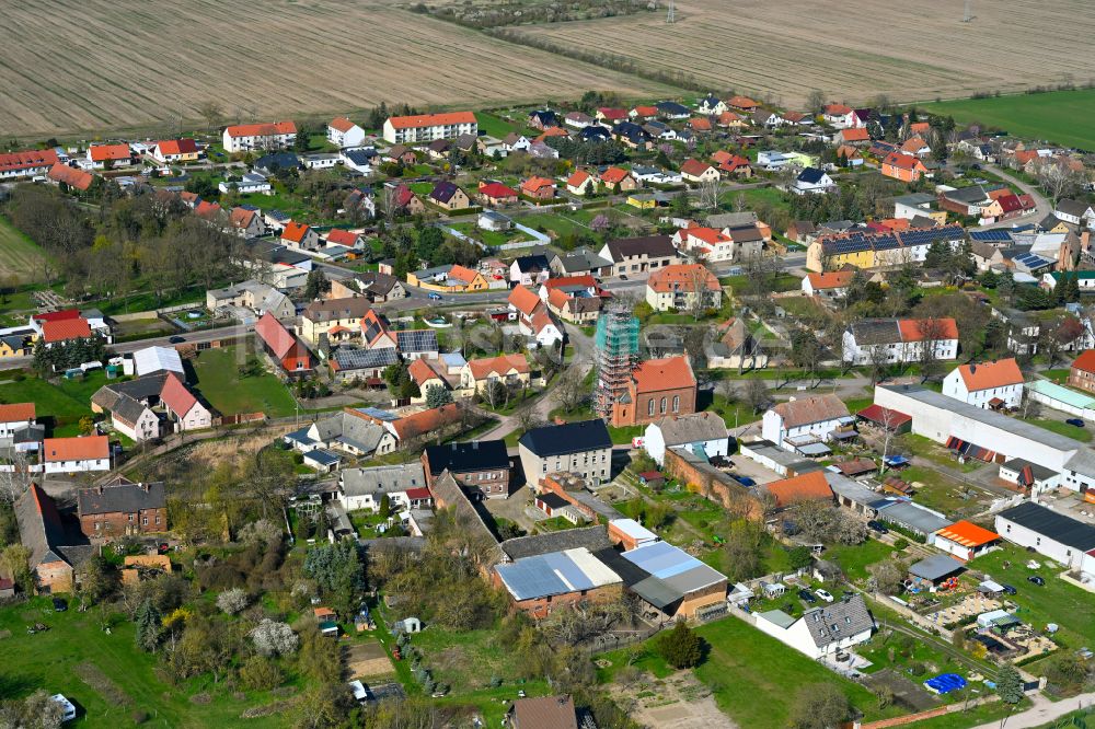 Luftbild Hinsdorf - Ortsansicht am Rande von landwirtschaftlichen Feldern in Hinsdorf im Bundesland Sachsen-Anhalt, Deutschland