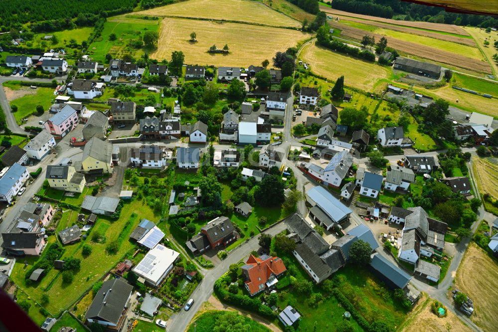 Hinterwald von oben - Ortsansicht am Rande von landwirtschaftlichen Feldern in Hinterwald im Bundesland Rheinland-Pfalz, Deutschland