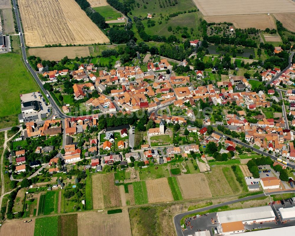 Luftbild Höngeda - Ortsansicht am Rande von landwirtschaftlichen Feldern in Höngeda im Bundesland Thüringen, Deutschland