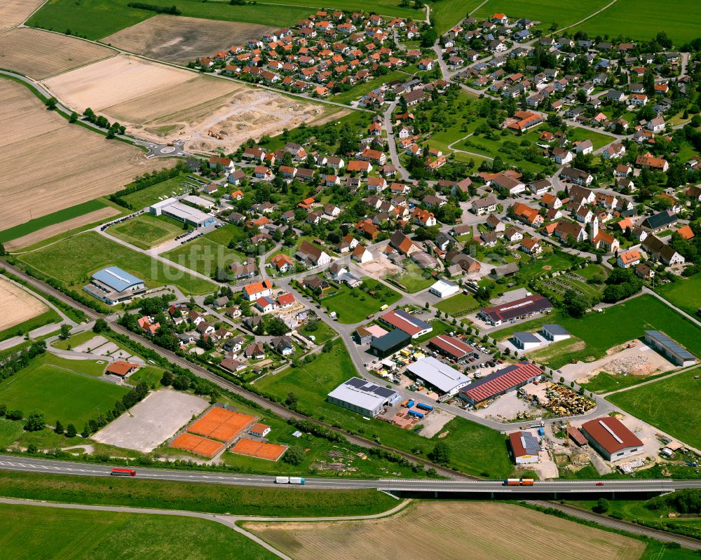 Luftbild Hochdorf - Ortsansicht am Rande von landwirtschaftlichen Feldern in Hochdorf im Bundesland Baden-Württemberg, Deutschland