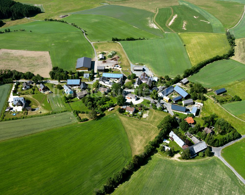 Hof von oben - Ortsansicht am Rande von landwirtschaftlichen Feldern in Hof im Bundesland Bayern, Deutschland