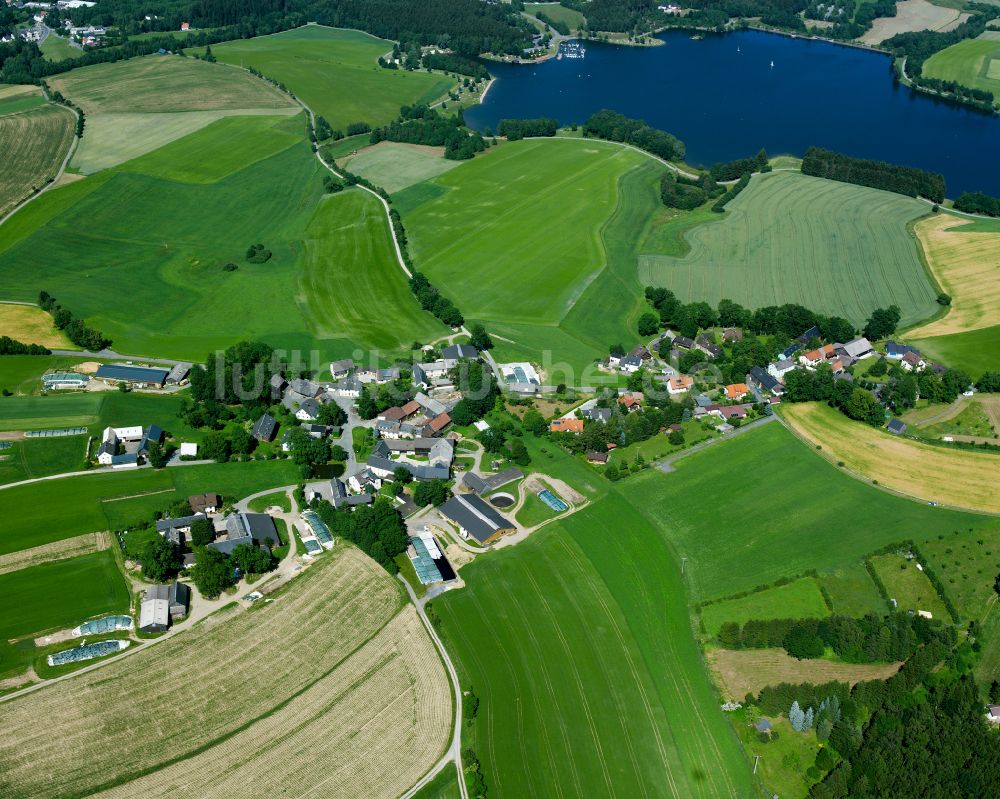 Hof aus der Vogelperspektive: Ortsansicht am Rande von landwirtschaftlichen Feldern in Hof im Bundesland Bayern, Deutschland