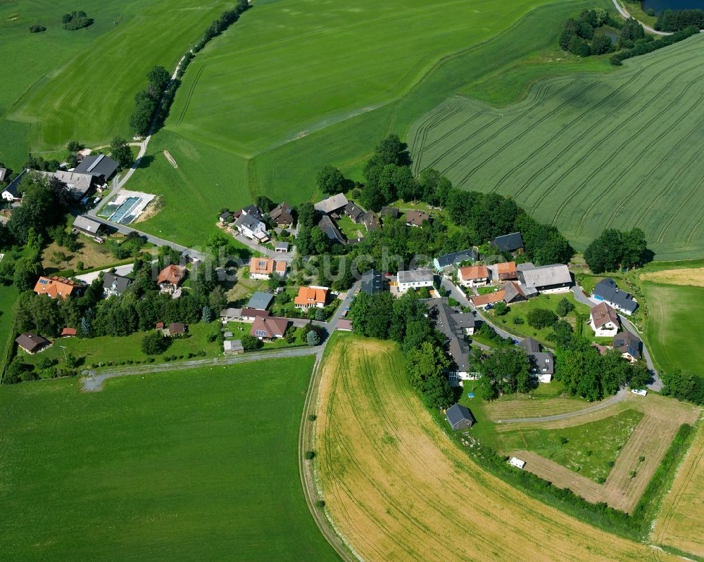 Luftbild Hof - Ortsansicht am Rande von landwirtschaftlichen Feldern in Hof im Bundesland Bayern, Deutschland