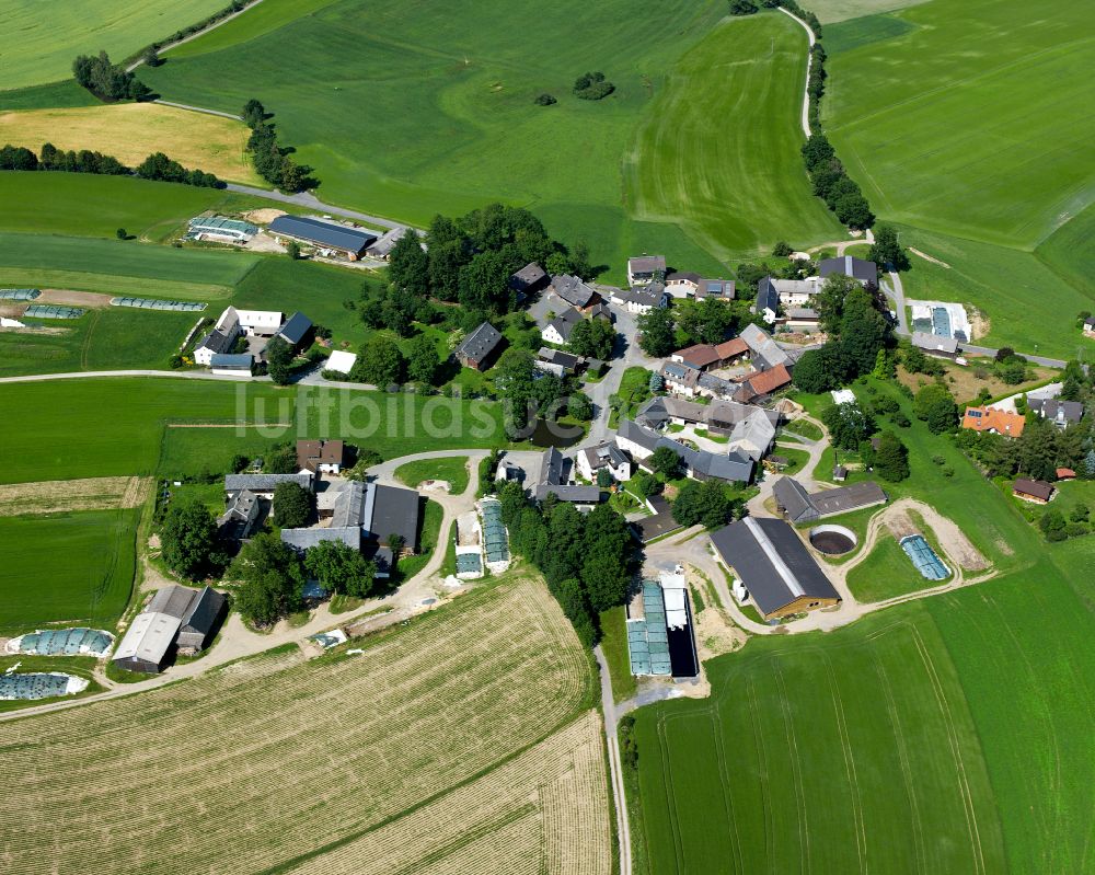 Luftaufnahme Hof - Ortsansicht am Rande von landwirtschaftlichen Feldern in Hof im Bundesland Bayern, Deutschland