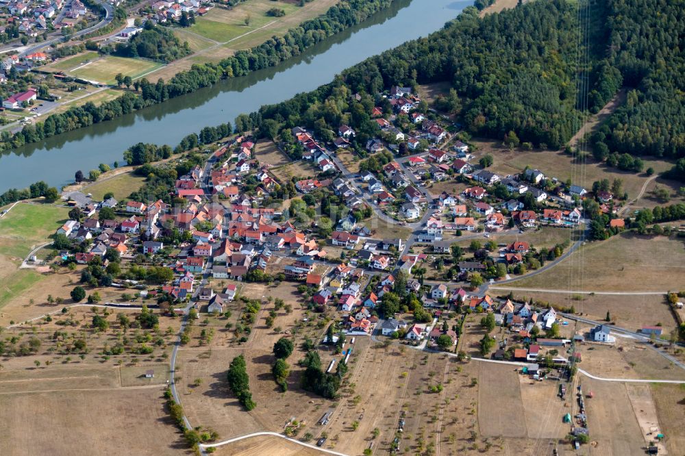 Hofstetten aus der Vogelperspektive: Ortsansicht am Rande von landwirtschaftlichen Feldern in Hofstetten im Bundesland Bayern, Deutschland