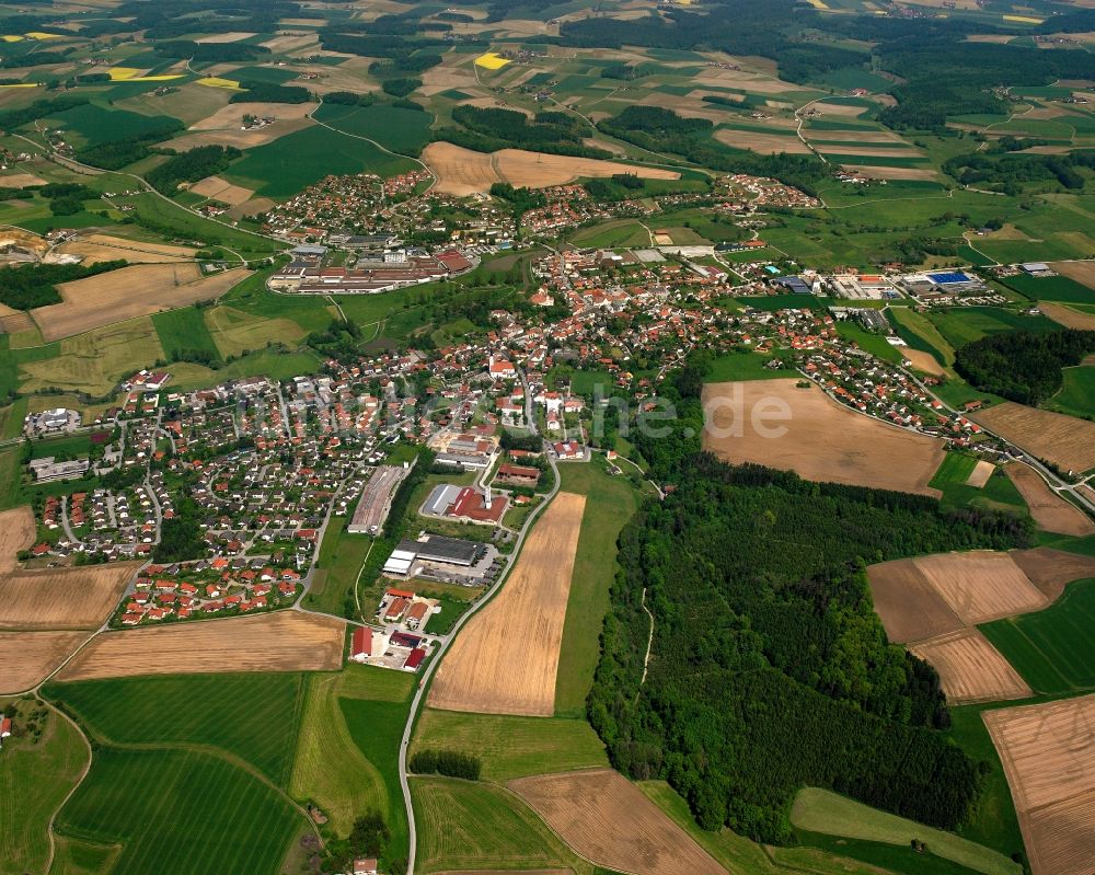 Luftaufnahme Holzham - Ortsansicht am Rande von landwirtschaftlichen Feldern in Holzham im Bundesland Bayern, Deutschland