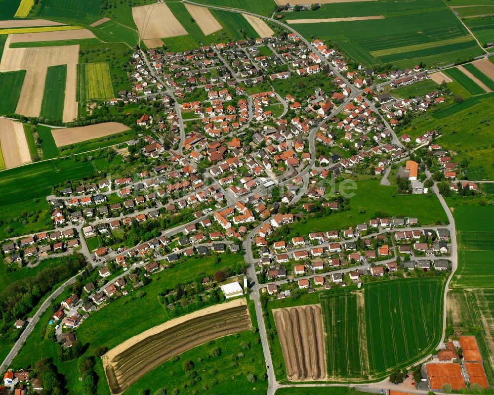 Holzhausen von oben - Ortsansicht am Rande von landwirtschaftlichen Feldern in Holzhausen im Bundesland Baden-Württemberg, Deutschland