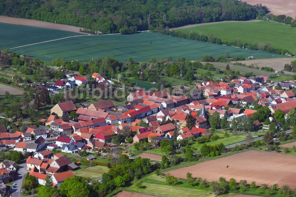 Luftaufnahme Holzsußra - Ortsansicht am Rande von landwirtschaftlichen Feldern in Holzsußra im Bundesland Thüringen, Deutschland