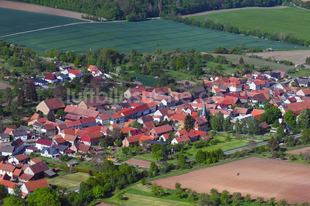 Holzsußra von oben - Ortsansicht am Rande von landwirtschaftlichen Feldern in Holzsußra im Bundesland Thüringen, Deutschland