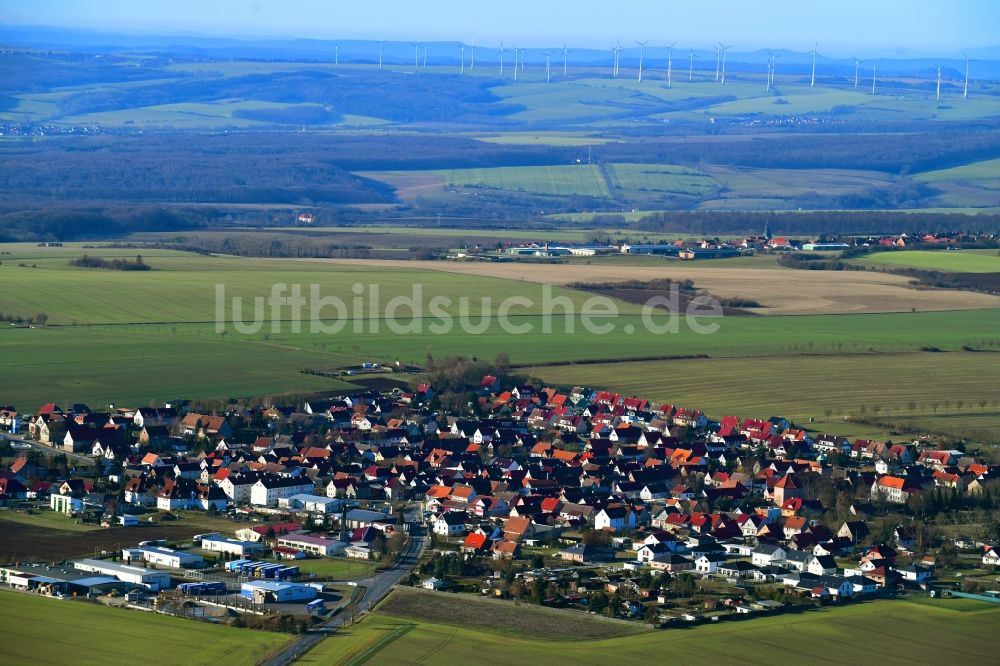 Luftbild Hüpstedt - Ortsansicht am Rande von landwirtschaftlichen Feldern in Hüpstedt im Bundesland Thüringen, Deutschland